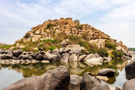 Vista del paisaje de Hampi con grandes rocas y el río Tungabhadra, Hampi, Karnataka, India, Asia
