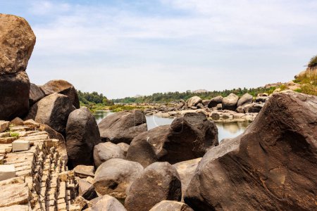 Téléchargez les photos : Vue sur le paysage Hampi avec de gros rochers et la rivière Tungabhadra, Hampi, Karnataka, Inde, Asie - en image libre de droit