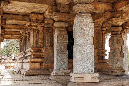 Interior del templo de Varaha en Hampi, Karnataka, India, Asia