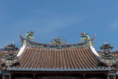 Ornate roof with dragons of a Chinese temple in King Street, George Town, Penang, Malaysia, Asia