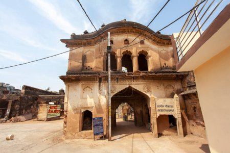 Antigua puerta de Gaushala en Orchha, Madhya Pradesh, India, Asia