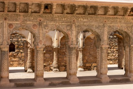 Façade du palais ruiné du mahal Rani dans le fort Kalinjar, Kalinjar, district de Banda, Uttar Pradesh, Inde, Asie