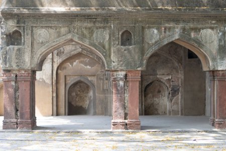 Ruinas de una antigua mezquita en Ugrasen ki Baoli en Nueva Delhi, India, Asia