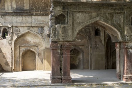 Ruinas de una antigua mezquita en Ugrasen ki Baoli en Nueva Delhi, India, Asia