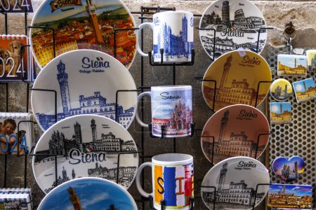 Foto de Souvenirs de Siena en venta en una tienda de turismo en Siena, Toscana, Italia, Europa - Imagen libre de derechos