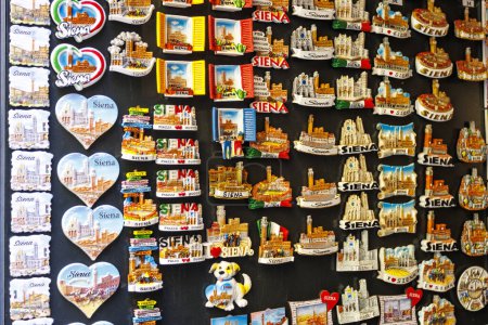 Foto de Souvenirs de Siena en venta en una tienda de turismo en Siena, Toscana, Italia, Europa - Imagen libre de derechos