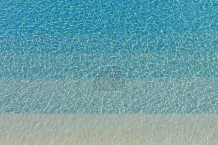 Foto de Diferentes tipos de agua azul ondulante en una piscina con sol - Imagen libre de derechos