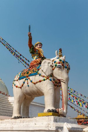 Statue d'un guerrier avec une épée sur le dessus d'un éléphant blanc, Bodhnath stupa, Katmandou, Népal, Asie