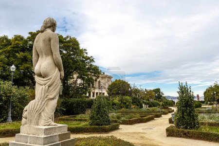 Foto de Estatua de una hembra desnuda en el parque de la montaña Montjuic en Barcelona, Cataluña, España, Europa - Imagen libre de derechos