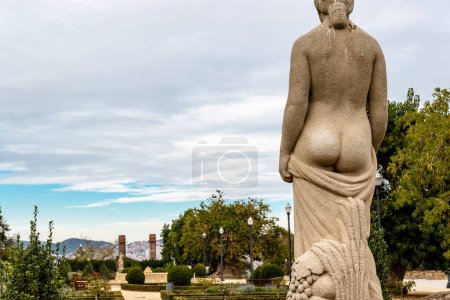 Foto de Estatua de una hembra desnuda en el parque de la montaña Montjuic en Barcelona, Cataluña, España, Europa - Imagen libre de derechos