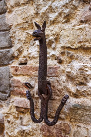 Foto de Gancho de hierro forjado en forma de dragón, San Gimignano, Toscana, Italia, Europa - Imagen libre de derechos
