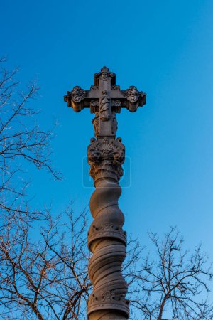 Verziertes Steinkreuz mit der Statue der Jungfrau Maria, altes mittelalterliches Krankenhaus im gotischen Viertel von Barcelona, Katalonien, Spanien, Europa