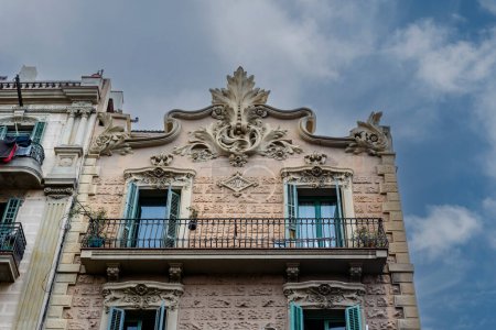 Fachada de un antiguo edificio de apartamentos modernista en el Poble-Sec, Barcelona, Cataluña, España, Europa