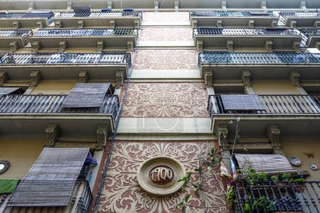 Foto de Fachada de un antiguo edificio de apartamentos modernista en el Poble-Sec, Barcelona, Cataluña, España, Europa - Imagen libre de derechos