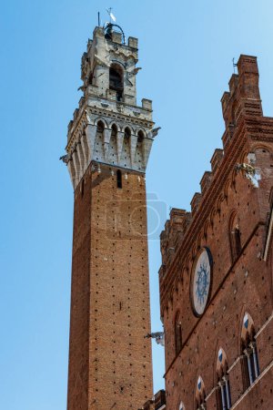Fassade des Rathauses (auf italienisch: Palazzo Comunale oder Palazzo Pubblico) in Siena, Toskana, Italien, Europa