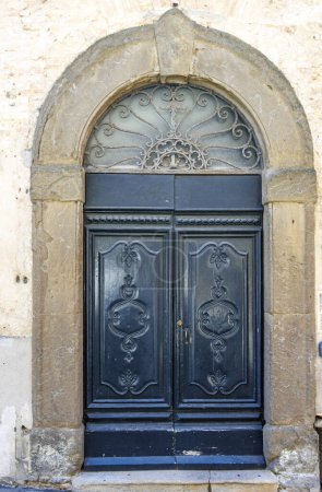 Foto de Ornate green door in the old center in Volterra, Tuscany, Italy, Europe - Imagen libre de derechos