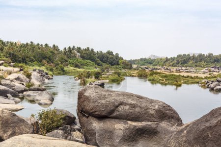 Blick auf die Hampi-Landschaft mit großen Felsen und dem Tungabhadra-Fluss, Hampi, Karnataka, Indien, Asien