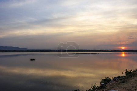 Hermosa puesta de sol en un lago en Hampi, Karnataka, India, Asia
