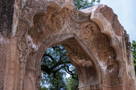 Arco adornado del edificio del lío de la brigada en ruinas, The Residency, Lucknow, Uttar Pradesh, India, Asia