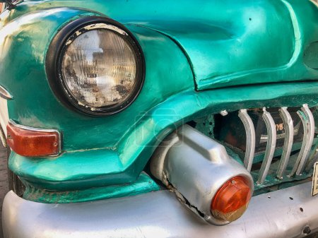 Téléchargez les photos : An old American car on the streets of Havana sports a gleaming new emerald green paint job. - en image libre de droit
