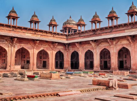 Téléchargez les photos : Les tombes sont dispersées dans une cour d'angle de la mosquée à la mosquée historique de Fatehpur Sikri dans le Rajasthan. - en image libre de droit