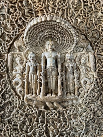 Téléchargez les photos : Une sculpture en pierre de Parshvanatha avec 1008 têtes de serpent dans le temple Jain dans la ville de Ranakpur dans le Rajasthan. - en image libre de droit