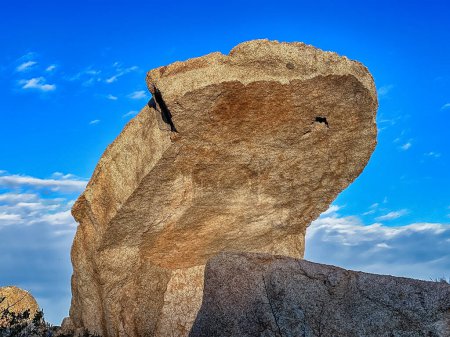 Foto de Una enorme roca en el desierto cerca de Tecate tiene la forma de un falo gigante. - Imagen libre de derechos