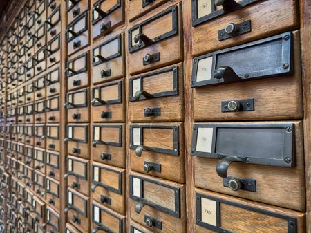 Téléchargez les photos : Les tiroirs d'un vaste catalogue de cartes s'étirent au loin dans une bibliothèque de New Haven. - en image libre de droit