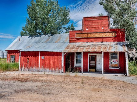 An empty storefront and parking lot are located next to the highway in Fairfield, Idaho.