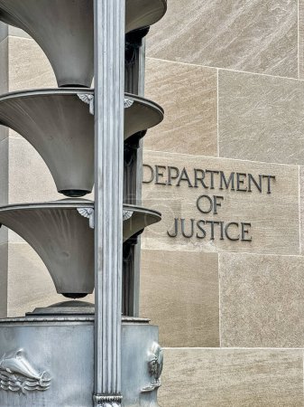 El cartel junto a la puerta principal del Departamento de Justicia en Washington DC.