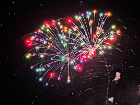 Une bombe de feux d'artifice colorée explose sur le lac Union lors d'une célébration du 4 juillet 2023.