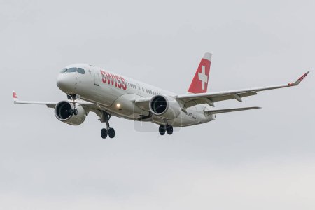 Foto de Londres, Reino Unido - 4 de marzo de 2023: Airbus A220 Swissair se acerca al aeropuerto de Londres-Heathrow. - Imagen libre de derechos