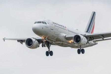 Téléchargez les photos : Londres, Royaume-Uni - 4 mars 2023 : Airbus A320 Les compagnies aériennes Airfrance approchent de l'aéroport de Londres Heathrow - en image libre de droit