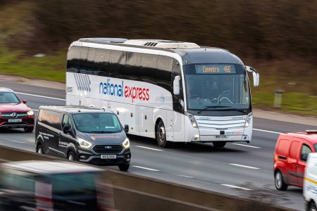 Foto de Redbourn, Reino Unido - 11 de marzo de 2023: Autobús expreso nacional que viaja por la autopista británica M1 - Imagen libre de derechos