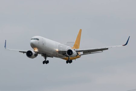 Téléchargez les photos : Londres, Royaume-Uni - 4 mars 2023 : L'avion cargo Boeing 767 DHL approche de l'aéroport de Londres Heathrow. - en image libre de droit