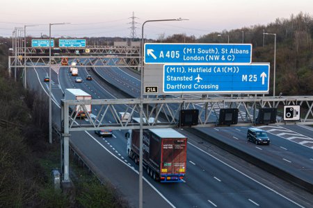 Téléchargez les photos : Watford, Royaume-Uni - 4 avril 2023 : Trafic de l'après-midi sur l'autoroute britannique la plus fréquentée M25. - en image libre de droit
