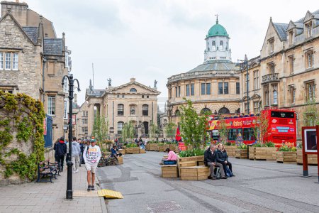 Téléchargez les photos : Oxford, Royaume-Uni - Avril 30, 2023 : Centre d'Oxford City avec bus touristique à deux étages en arrière-plan. - en image libre de droit