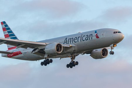Téléchargez les photos : Londres, Royaume-Uni - 29 mai 2023 : Boeing 777 American Airlines approche tôt le matin de l'aéroport de Londres Heathrow. - en image libre de droit