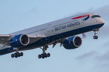 Téléchargez les photos : Londres, Royaume-Uni - 29 mai 2023 : Airbus A350 British Airways approche de l'aéroport de Londres Heathrow. - en image libre de droit