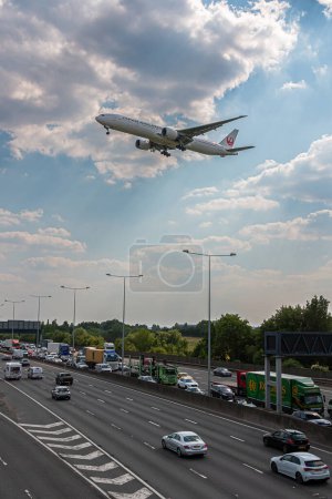 Téléchargez les photos : Londres, Royaume-Uni - 14 juin 2023 : Avion de passagers Japan Airlines approche de l'aéroport de Londres Heathrow bas au-dessus de l'autoroute M25 très fréquentée - en image libre de droit
