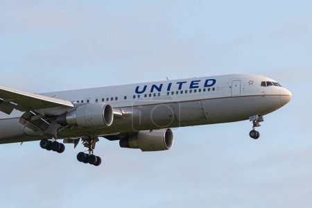 Téléchargez les photos : Londres, Royaume-Uni - 29 mai 2023 : Boeing 767 United Airlines approche de l'aéroport de Londres Heathrow - en image libre de droit
