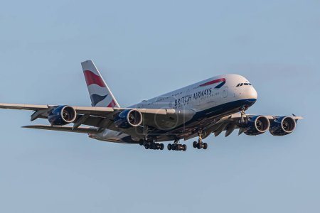 Téléchargez les photos : Londres, Royaume-Uni - 29 mai 2023 : Airbus A380 British Airways approche de l'aéroport de Londres Heathrow - en image libre de droit