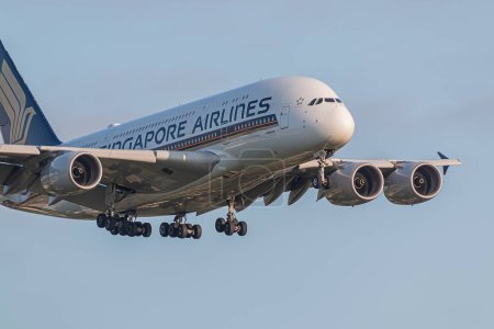 Téléchargez les photos : Londres, Royaume-Uni - 29 mai 2023 : Airbus A380 Singapore Airlines approche de l'aéroport de Londres Heathrow - en image libre de droit