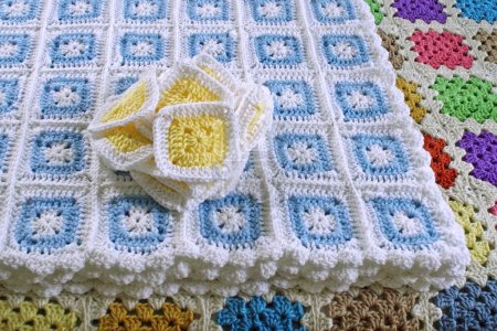 Téléchargez les photos : Crocheted Granny Squares and Granny Square Blankets - en image libre de droit