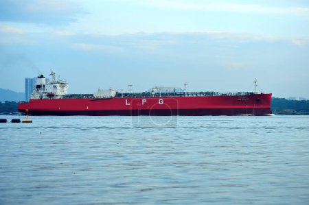 Téléchargez les photos : SINGAPOUR - 23 OCTOBRE 2022 : Transport maritime de GPL dans le détroit de Johor. Il est situé à Sembawang et à proximité de Sembawang MRT (NS11) dans le nord de Singapour. - en image libre de droit
