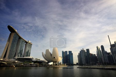 Téléchargez les photos : SINGAPOUR - 15 JUILLET 2023 : Paysage urbain de la baie de Marina au coucher du soleil, Singapour. - en image libre de droit