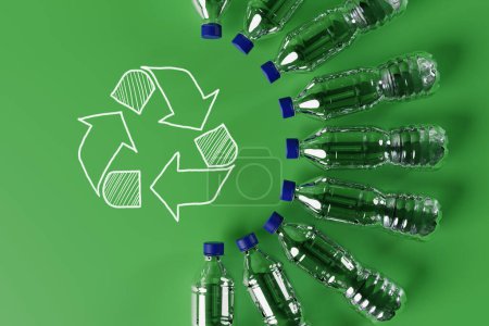 Plastikflaschen mit dem Recycling-Symbol und bemalten Recycling-Pfeilen. Konzept des Natur- und Umweltschutzes. Kunststoffrecycling. 3D-Darstellung