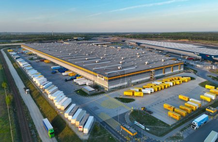 Sosnowiec, 10. Mai 2022, Polen, Amazon Lagerhallen Fotos von der Drohne. Luftbilder für Amazon-Lager in Polen, Sosnowiec. Konzept der Online-Shops, Amazon-Verkauf.