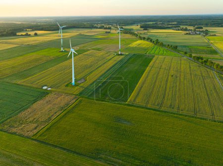 Foto de Vista aérea de drones de turbinas eólicas, parte de un parque eólico. Turbinas eólicas en campo verde en el campo. Central eólica. - Imagen libre de derechos