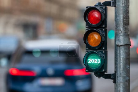 Un cruce de ciudad con un semáforo. Luz verde con texto 2023 en semáforo. Comience el concepto de Año Nuevo.
